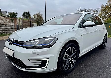 VW Golf Volkswagen E LEDER+LED+CCS+KAMERA+SPUR+ NAVI+ WÄRMEPUM