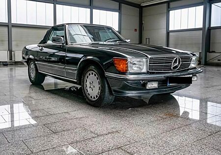 Mercedes-Benz SL 560 R107