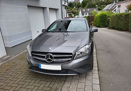 Mercedes-Benz A 180 -Navi/Klima + viele Extras/8-fach Bereif.