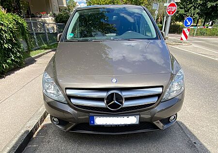 Mercedes-Benz B 180 CDI BlueEFFICIENCY - Automatic / AHK