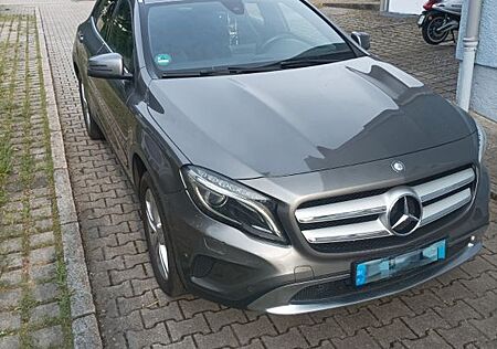 Mercedes-Benz GLA 200 -