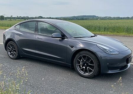 Tesla Model 3 Allradantrieb mit Dualmotor Long Ran...