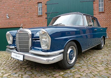 Mercedes-Benz 230 S W111 große Heckflosse mit Schiebedach