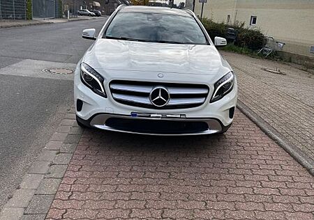 Mercedes-Benz GLA 200 -