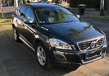 Volvo XC 60 XC60 2.4D AWD R Design optisch & technisch neu