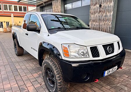 Nissan Titan V8 Pickup