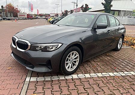 BMW 320i Sport Line Automat Navi LED PDC 184PS