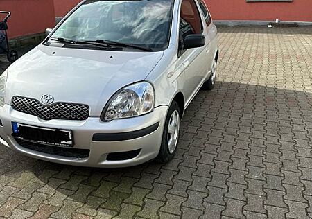 Toyota Yaris 1.0 - Ölservice neu.