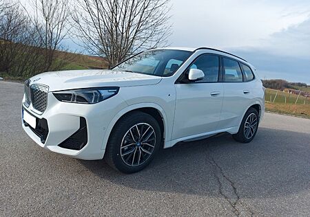 BMW iX1 eDrive20 - M Sportpaket - 1/2 JW