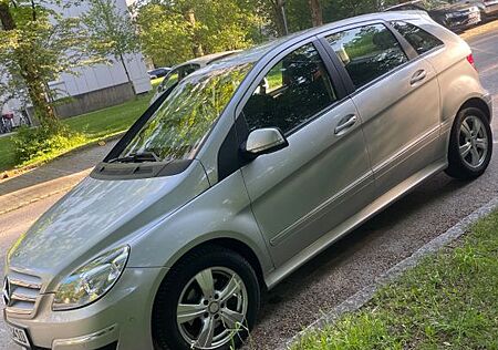 Mercedes-Benz B 200 -