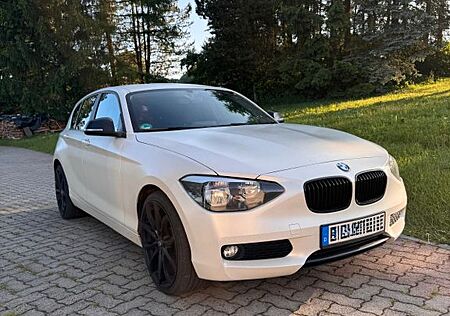 BMW 116i | Matt-weiß foliert | 8-fach bereift