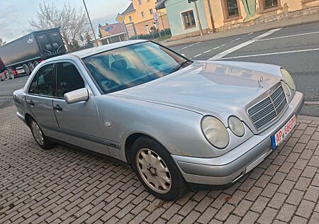 Mercedes-Benz E 200 E-200 CLASSIC 2.0Benzin.Klima.TÜV-10.26.