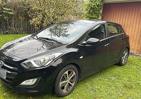 Hyundai i30 black 1.6 CRDi 81kW YES!