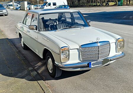 Mercedes-Benz 230