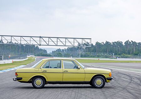 Mercedes-Benz 300 W123 300D | Mimosengelb | 134tkm | 1. Serie Top