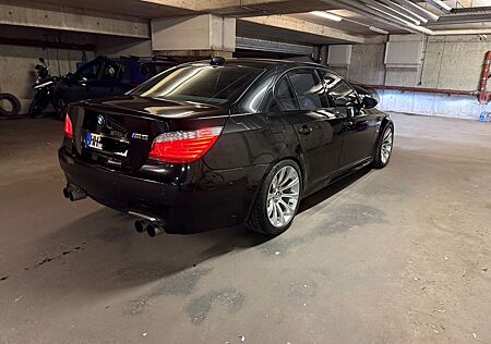 BMW M5 E60 V10 LCI Sport aga individual alcantara