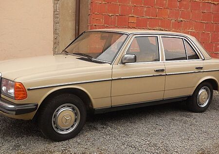 Mercedes-Benz 200 gebraucht kaufen Mercedes-Benz 200 - W123 -Abgebrochene Restauration!