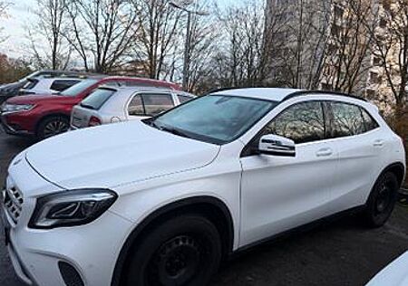 Mercedes-Benz GLA 180 -