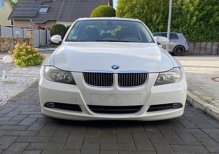 BMW 325i -Limousine E90 Alpinweiss III uni