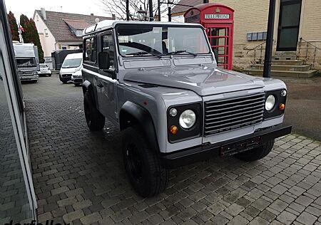 Land Rover Defender 90 2.0 16V 8-fach bereift