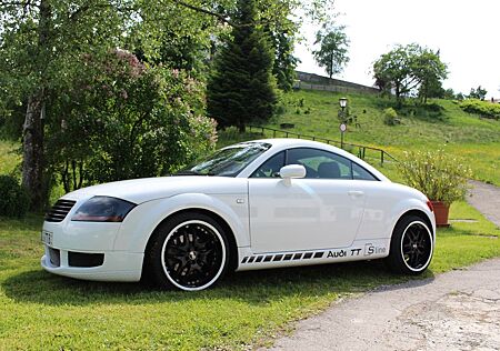 Audi TT Coupe 1.8T quattro 165 kW -