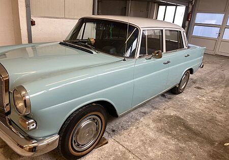 Mercedes-Benz 230