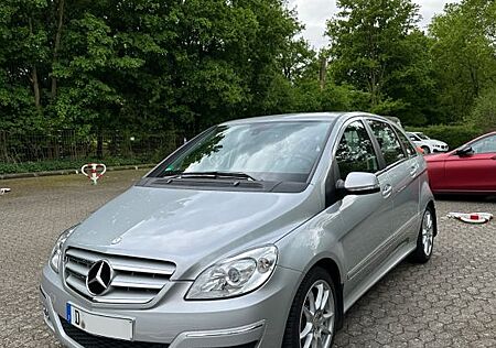 Mercedes-Benz B 200 1. Hand | Garagenwagen | Sport-Paket | TÜV 01/25