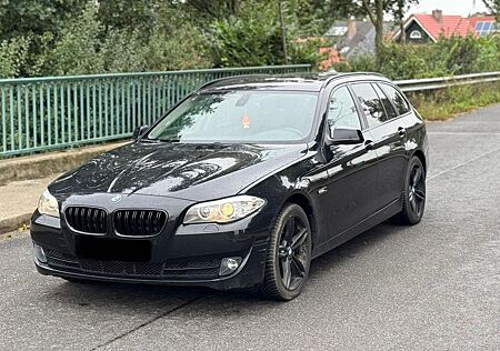 BMW 520d Touring -Navi Leder Panorama AHK Klimaautom