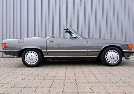 Mercedes-Benz SL 560 R107 / restauriert von Mercedes/Lieferung