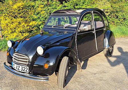 Citroën 2 CV Ente schwarz Schiebedach