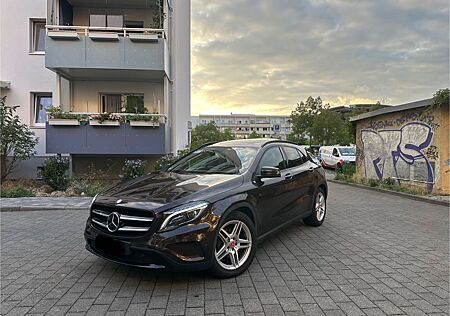 Mercedes-Benz GLA 220 GLA 220cdi 4MATIC/H&K/Exclusive/Ahk