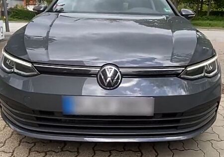 VW Golf Volkswagen 8 / 150PS /United / Standheizung / Panorama