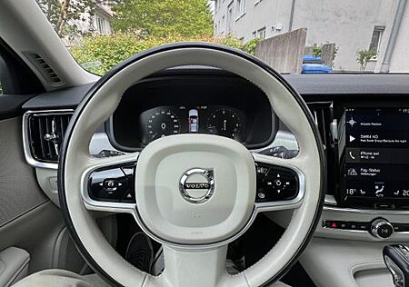Volvo V90 D4 Momentum STH/AHK/PANO/KVLICHT/WPAKET