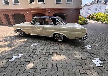 Mercedes-Benz 220