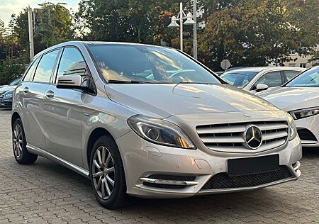 Mercedes-Benz B 180 BlueEFF Autom.* Panorama / Navi / Kamera