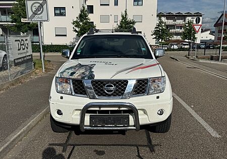 Nissan Navara Pickup Double Cab White Elements 4X4
