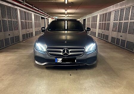 Mercedes-Benz E 220 D Lim. WIDESCREEN//PANO//HEA