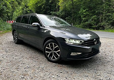 VW Passat Variant Volkswagen 2.0 TDI DSG AHK LED Massage uvm.