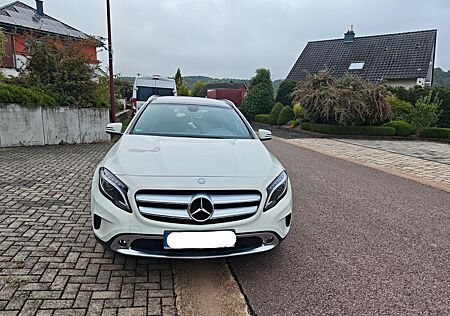 Mercedes-Benz GLA 200 -