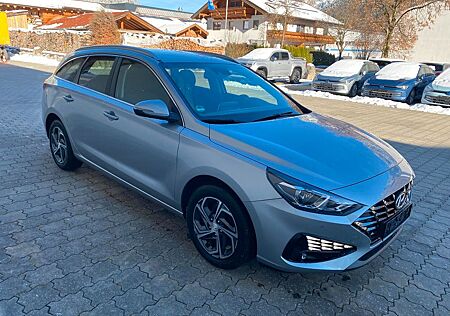 Hyundai i30 Kombi 1.5 Pure, SHZ,LHZ,LED,AppCon. 81 kW...
