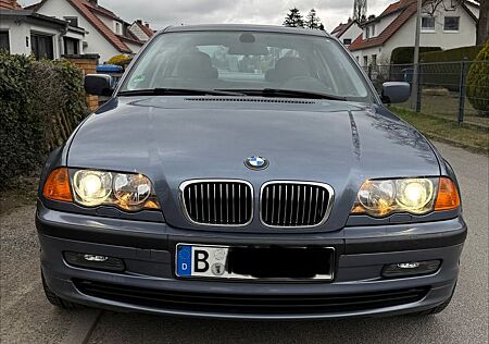 BMW 320i - 1 Hand, 61 TKM, Scheckheft, Garagen PKW