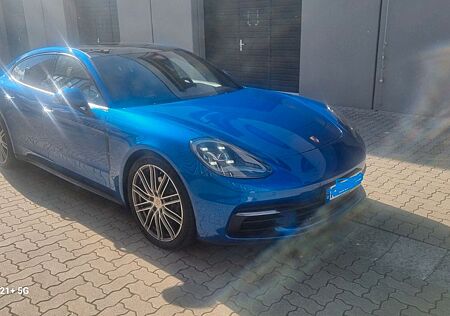 Porsche Panamera 4 -