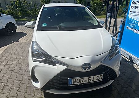 Toyota Yaris Hybrid Business Edition