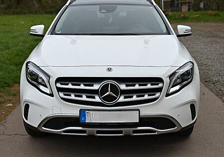 Mercedes-Benz GLA 180 URBAN Automatik +Panorama+LED+