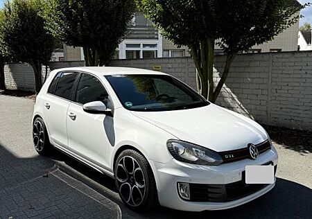 VW Golf Volkswagen 2.0 TSI GTI adidas GTI