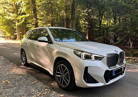 BMW iX1 xDrive30 M Sport · 360K· HeadUp 18"