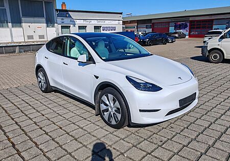 Tesla Model Y LongRange AWD / white leather