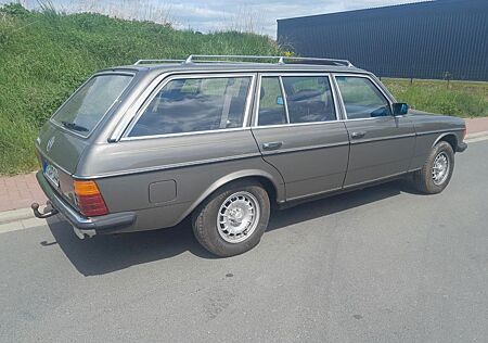 Mercedes-Benz 230