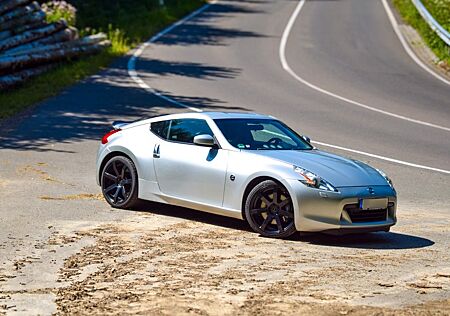 Nissan 370Z Pack Edition | Scheckheft| 8-fach bereift