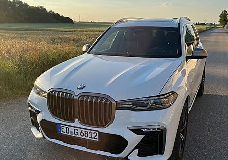 BMW X7 M50i - M-Sport, Pano Sky, STH, 8-fach